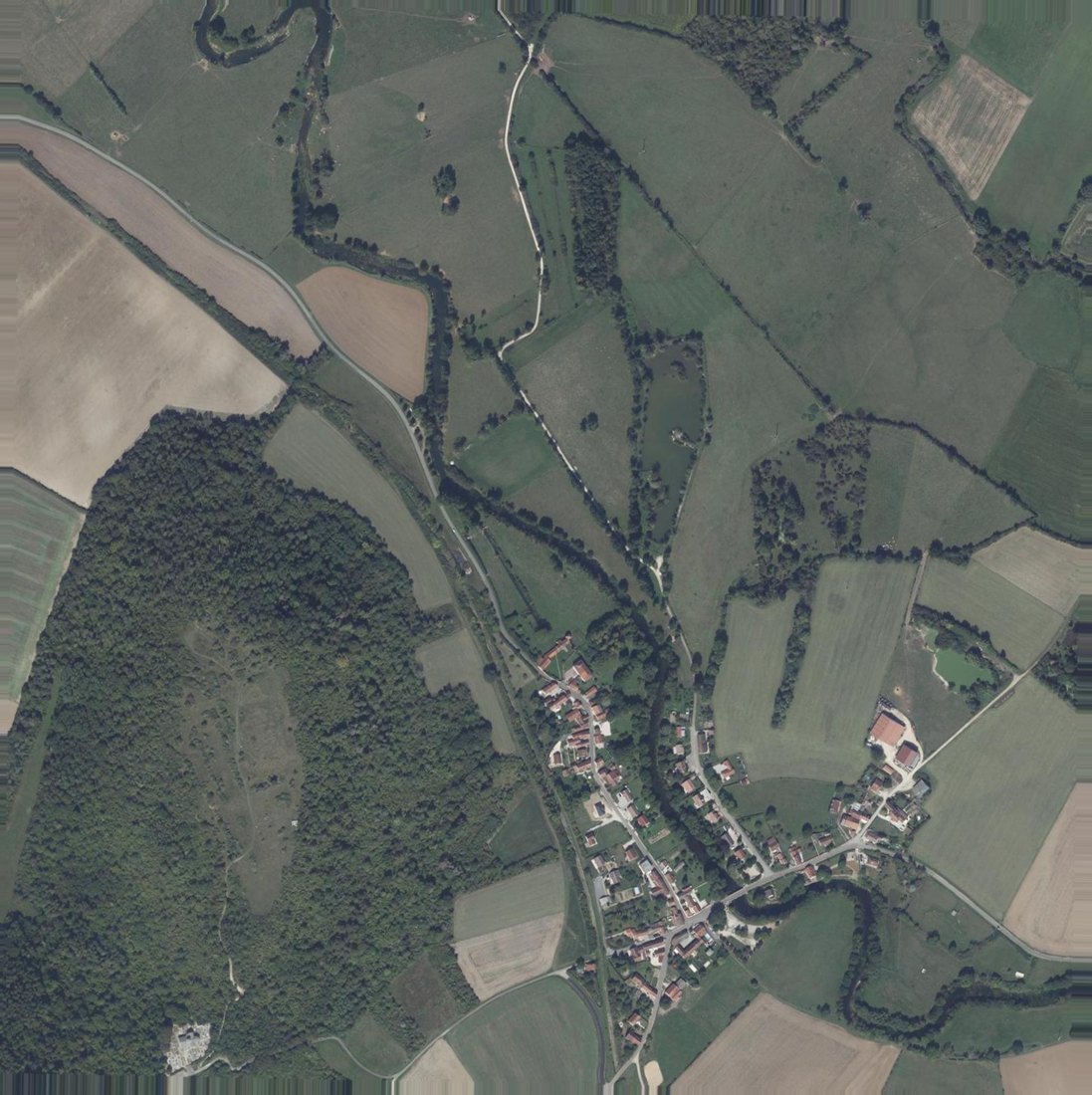 Photographie aérienne du Mont Lassois à Vix : des champs cultivés, sans structure visible